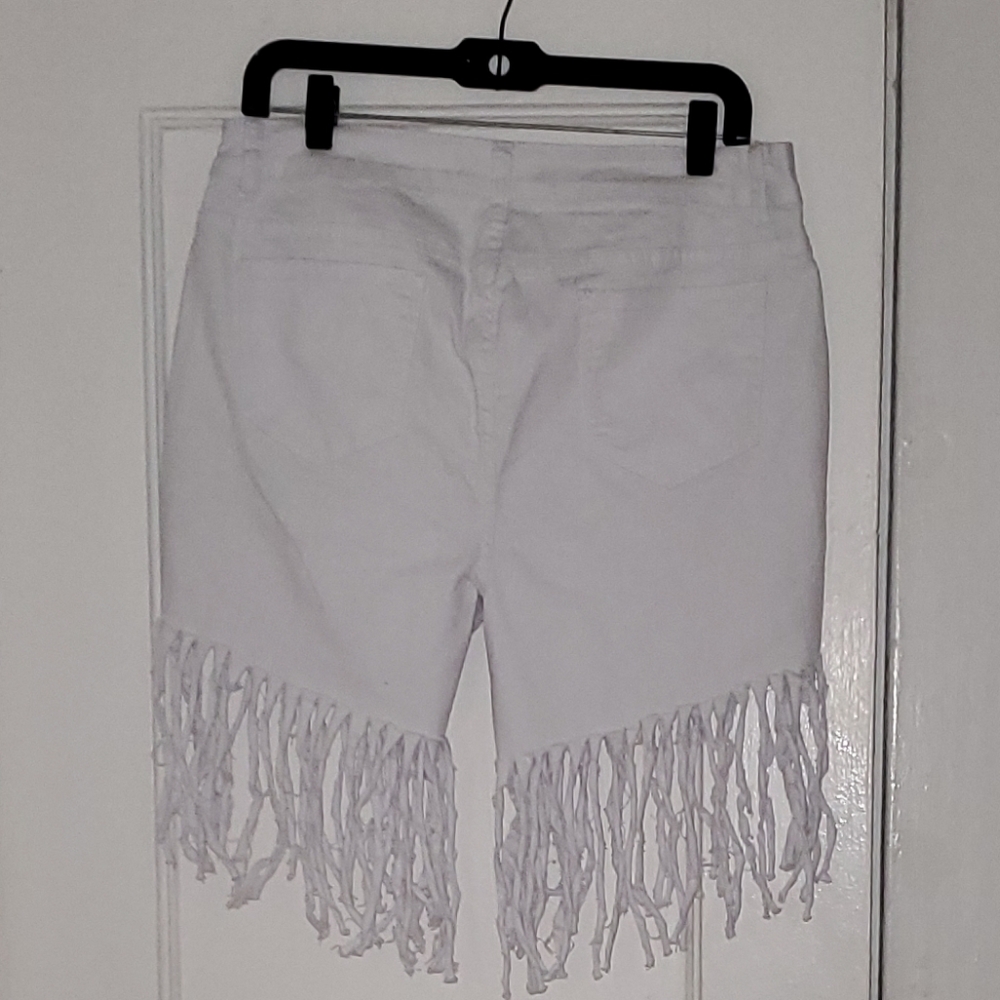 Shorts - Picture 3 of 5